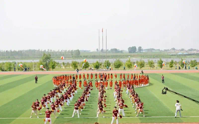 大学上体育课的网球拍